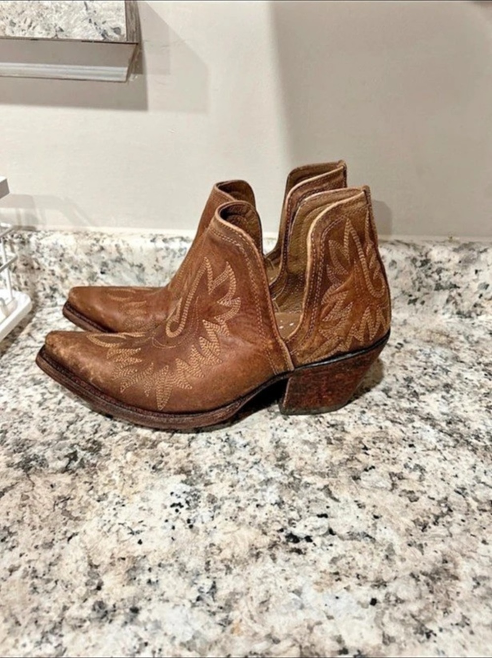 ARIAT WOMEN'S DIXON DISTRESSED BROWN SNIP TOE COWBOY BOOTIES